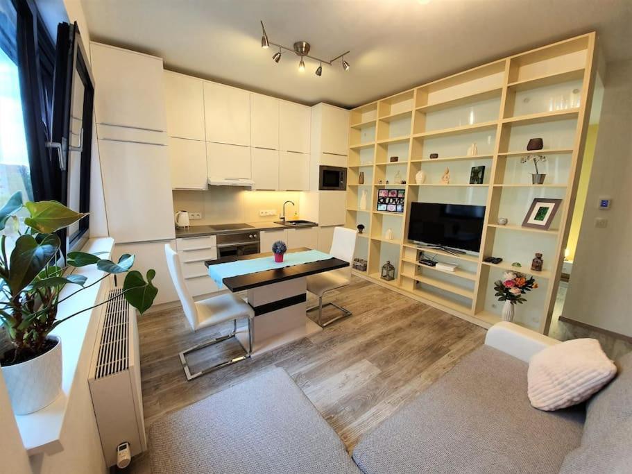 Comfy & Stylish Flat In The City Centre + Parking Братислава Экстерьер фото